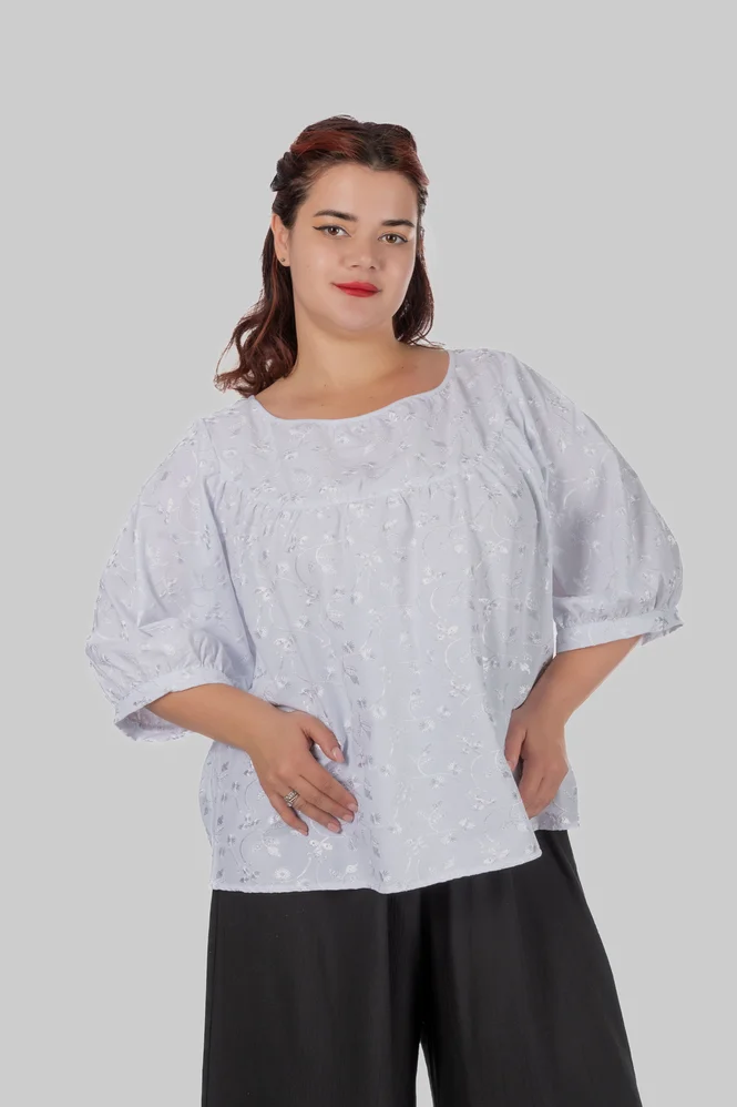 Жіноча блуза plus size з бавовни з вишивкою та об’ємними рукавами ALBA (білий) — фото 2 (665x998)