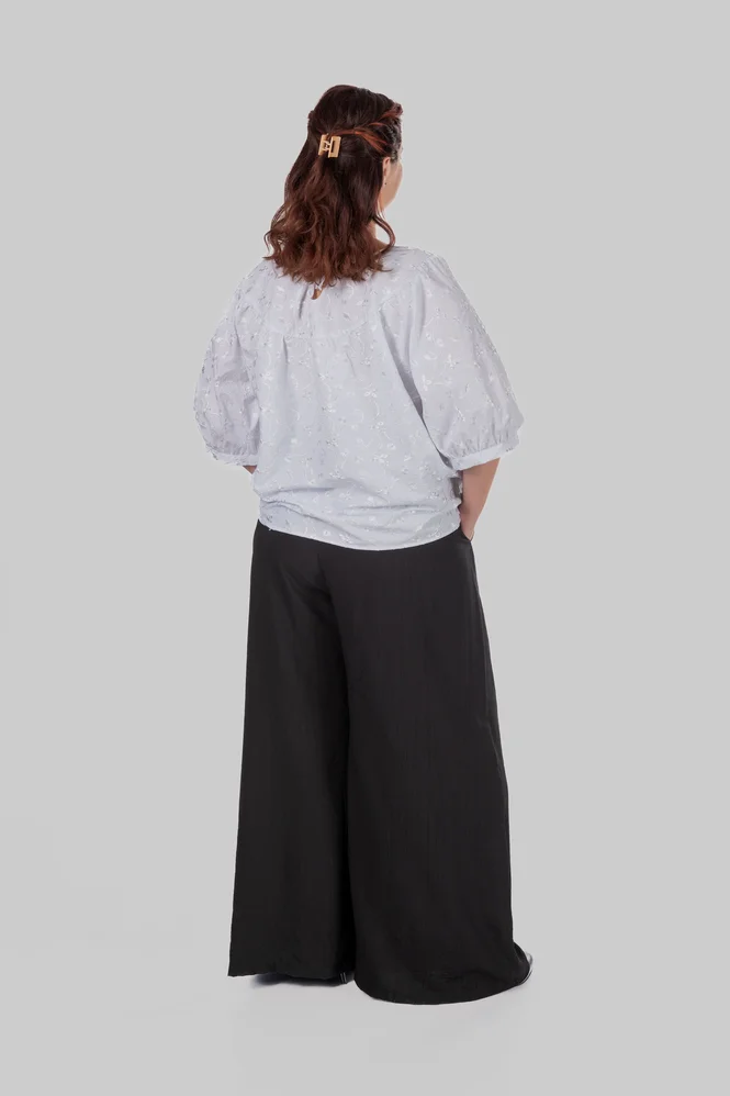 Жіноча блуза plus size з бавовни з вишивкою та об’ємними рукавами ALBA (білий) — фото 13 (665x998)