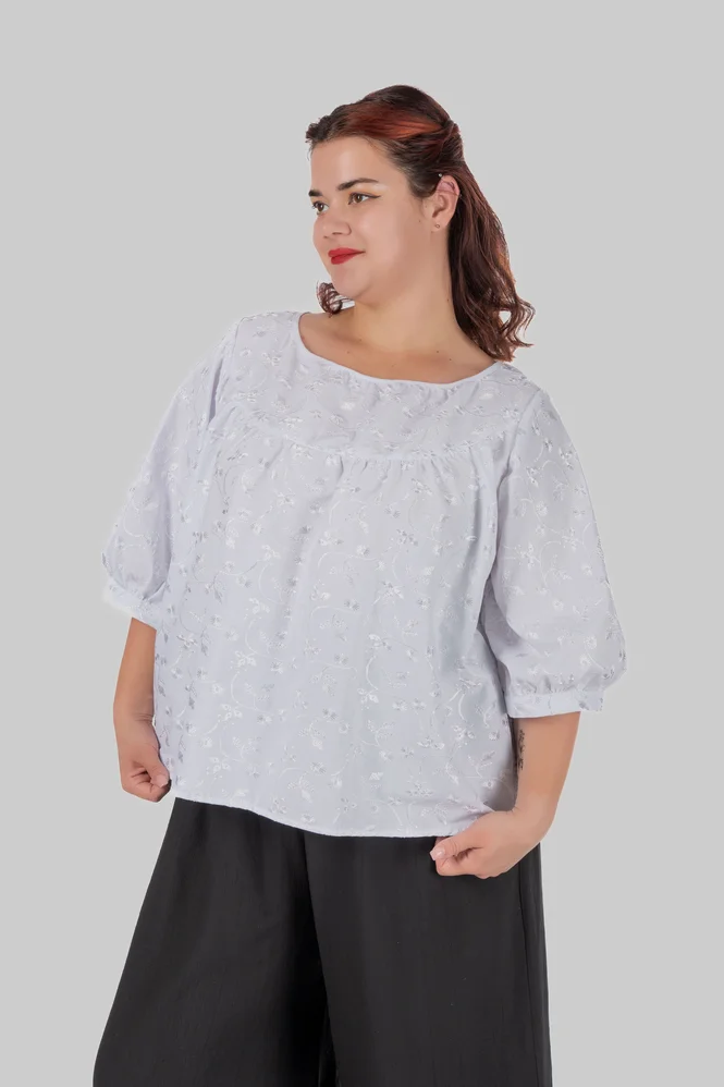 Жіноча блуза plus size з бавовни з вишивкою та об’ємними рукавами ALBA (білий) — фото 3 (665x998)
