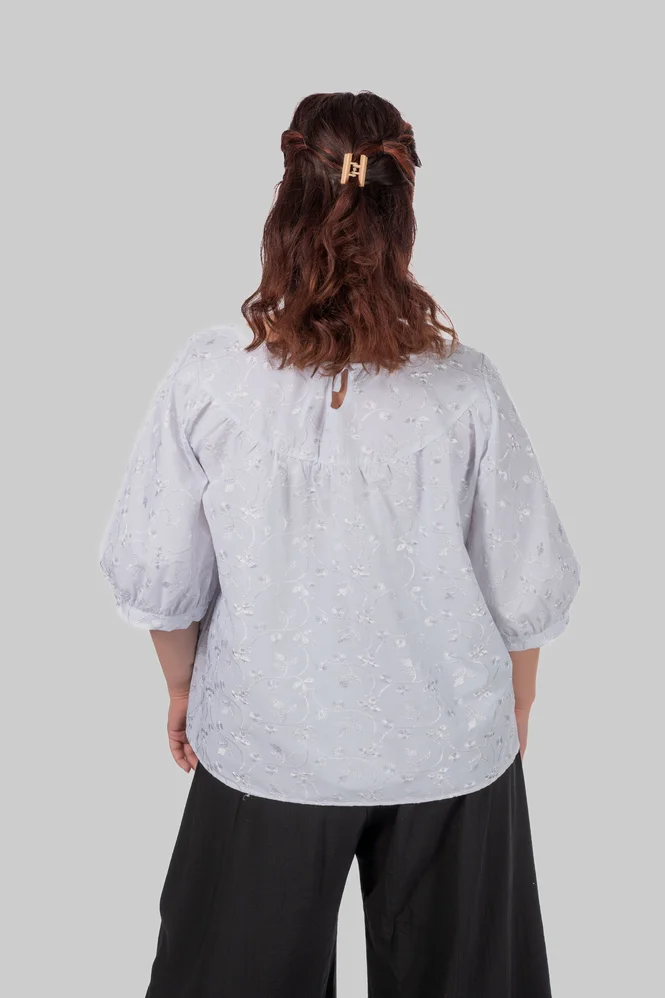 Жіноча блуза plus size з бавовни з вишивкою та об’ємними рукавами ALBA (білий) — фото 4 (665x998)