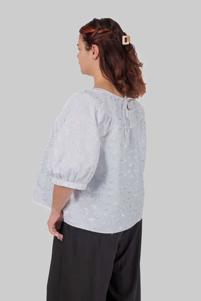Жіноча блуза plus size з бавовни з вишивкою та об’ємними рукавами ALBA (білий) — фото 5 (665x998)
