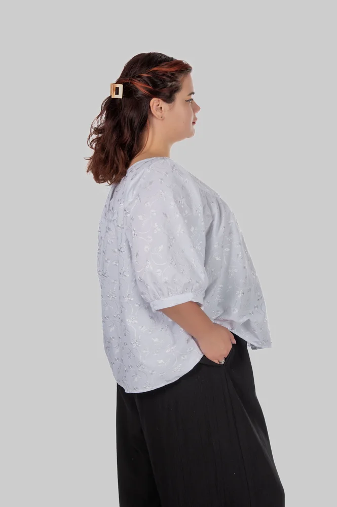 Жіноча блуза plus size з бавовни з вишивкою та об’ємними рукавами ALBA (білий) — фото 6 (665x998)