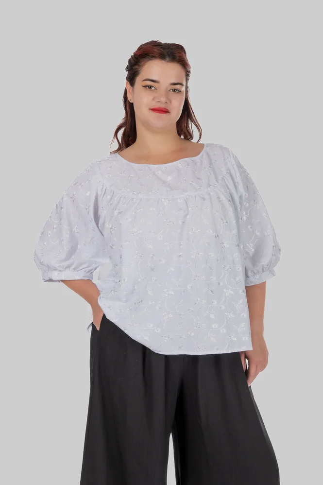 Жіноча блуза plus size з бавовни з вишивкою та об’ємними рукавами ALBA (білий) — фото 7 (665x998)