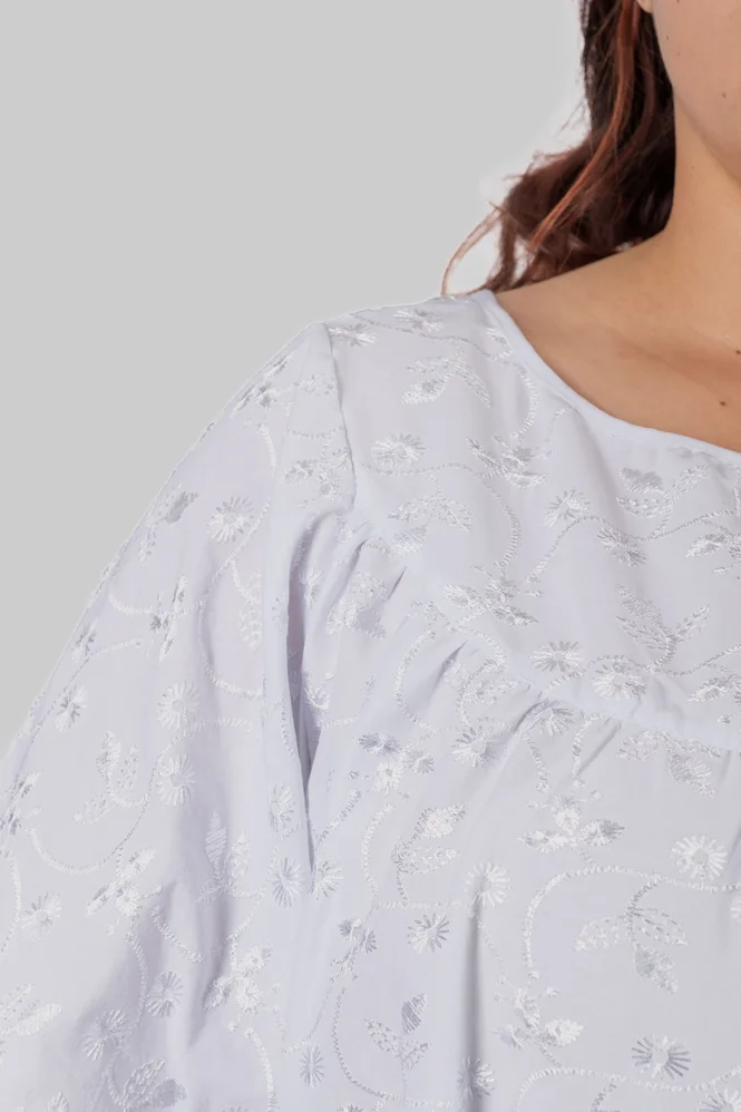 Жіноча блуза plus size з бавовни з вишивкою та об’ємними рукавами ALBA (білий) — фото 8 (665x998)