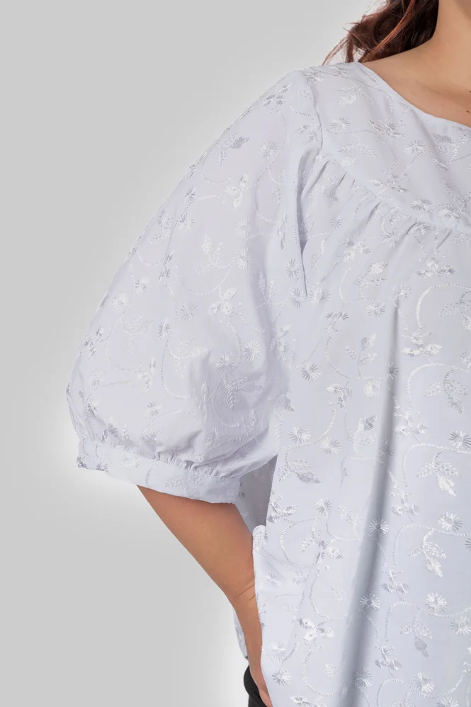 Жіноча блуза plus size з бавовни з вишивкою та об’ємними рукавами ALBA (білий) — фото 9 (665x998)