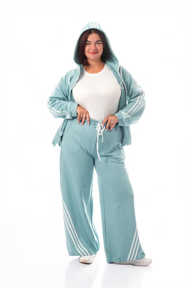 Спортивный костюм plus size с капюшоном, кофта + джоггеры, тринитка-диагональ — фото 5 (665x998)