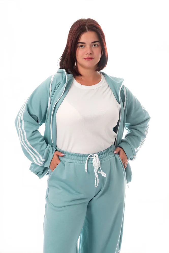 Спортивный костюм plus size с капюшоном, кофта + джоггеры, тринитка-диагональ — фото 10 (665x998)