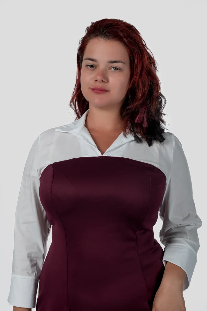 Приталенное платье plus size с воротником, V-вырезом и манжетами, поплин + дайвинг — фото 5 (665x998)