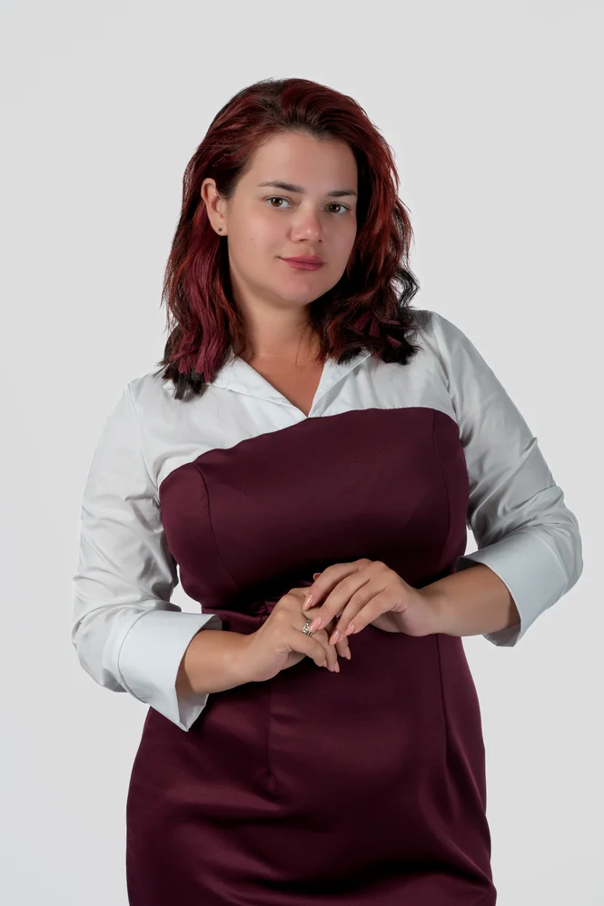 Приталенное платье plus size с воротником, V-вырезом и манжетами, поплин + дайвинг — фото 6 (665x998)