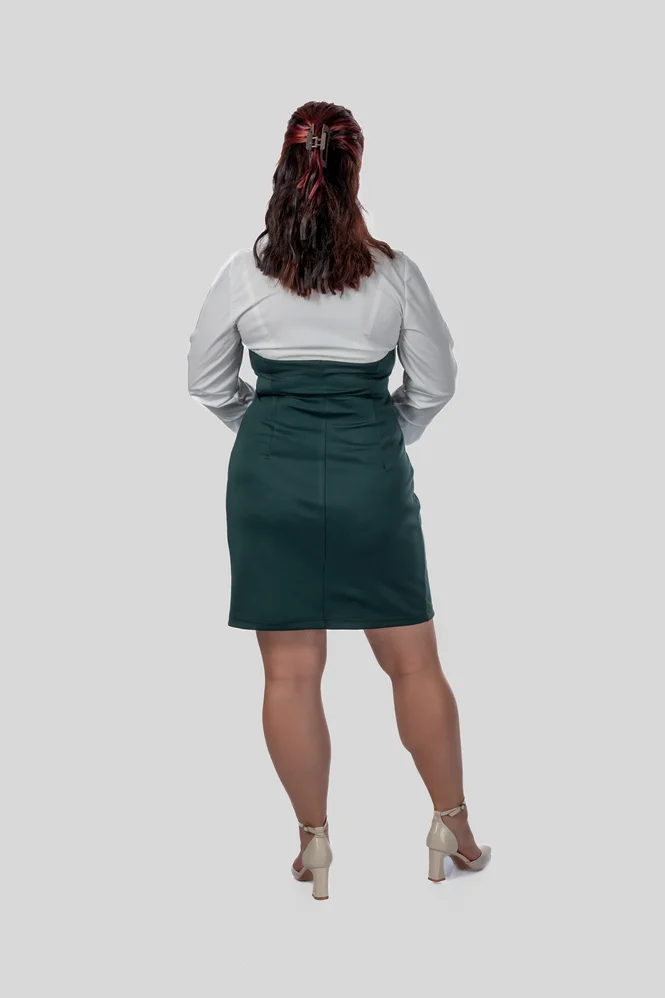 Приталенное платье plus size с воротником, V-вырезом и манжетами, поплин + дайвинг — фото 3 (665x998)