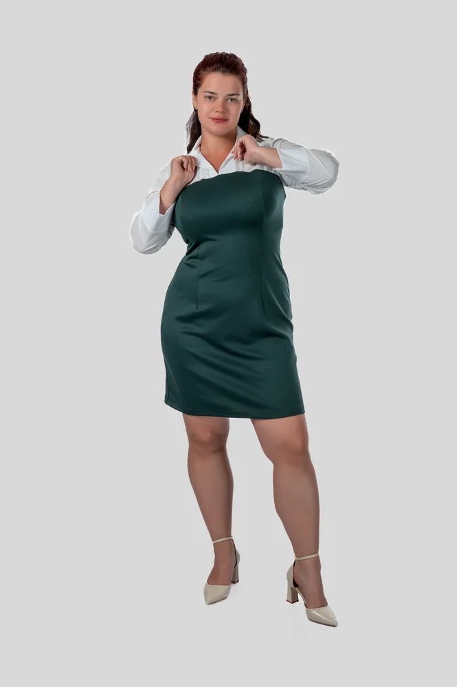 Приталенное платье plus size с воротником, V-вырезом и манжетами, поплин + дайвинг — фото 4 (665x998)