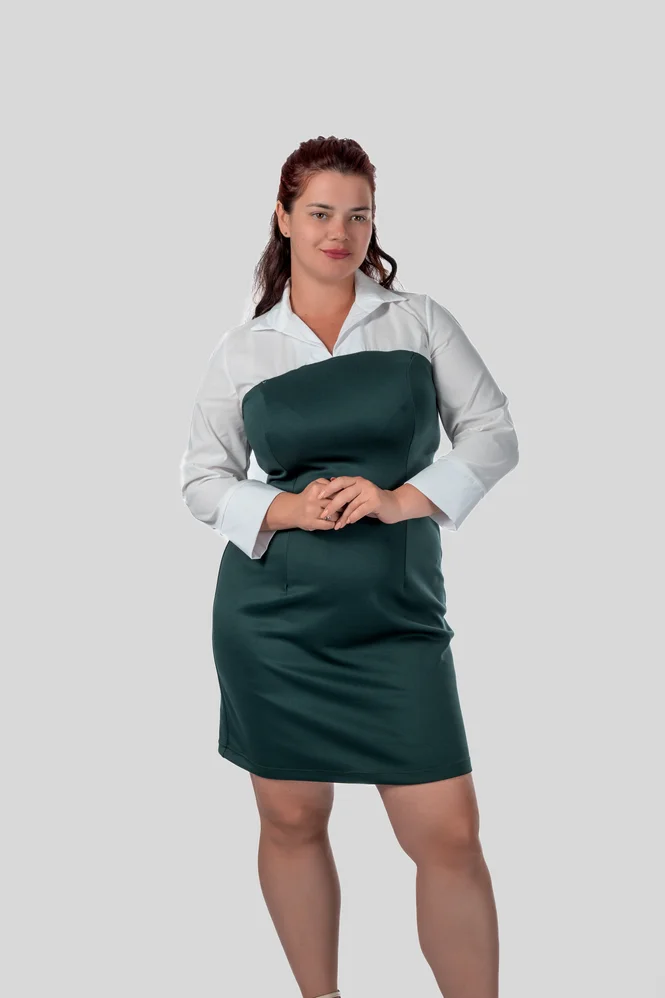 Приталенное платье plus size с воротником, V-вырезом и манжетами, поплин + дайвинг — фото 5 (665x998)