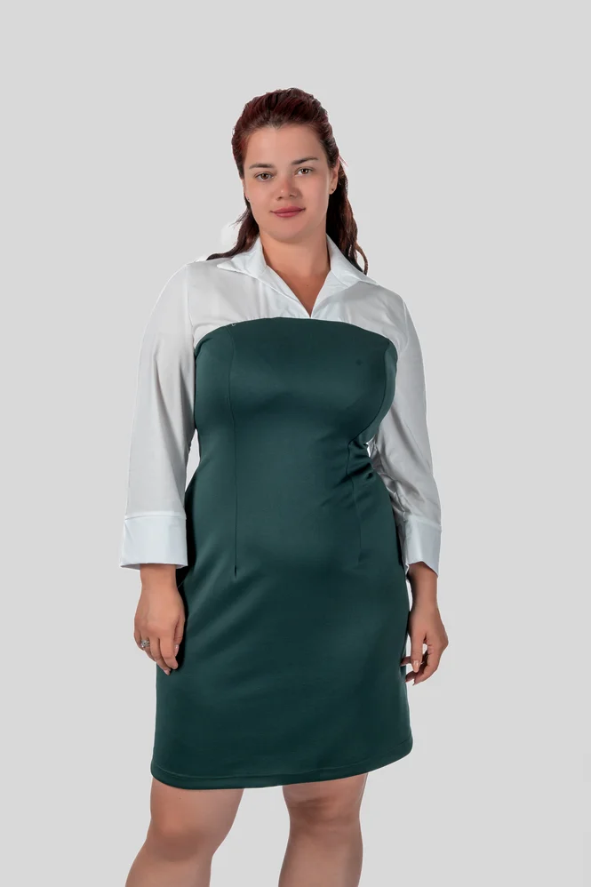 Приталенное платье plus size с воротником, V-вырезом и манжетами, поплин + дайвинг — фото 6 (665x998)