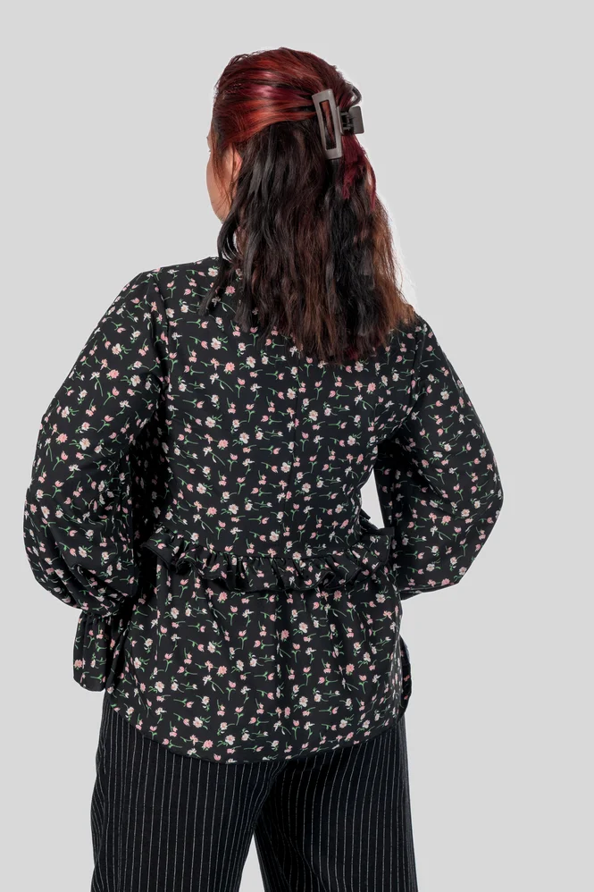 Вільна блуза plus size Jerri з V-вирізом, рукавом-буф і воланом на талії JERRI (чорний) — фото 3 (665x998)