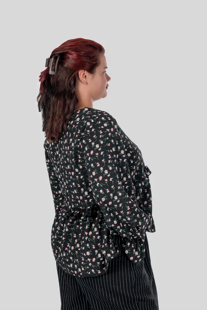 Вільна блуза plus size Jerri з V-вирізом, рукавом-буф і воланом на талії JERRI (чорний) — фото 4 (665x998)