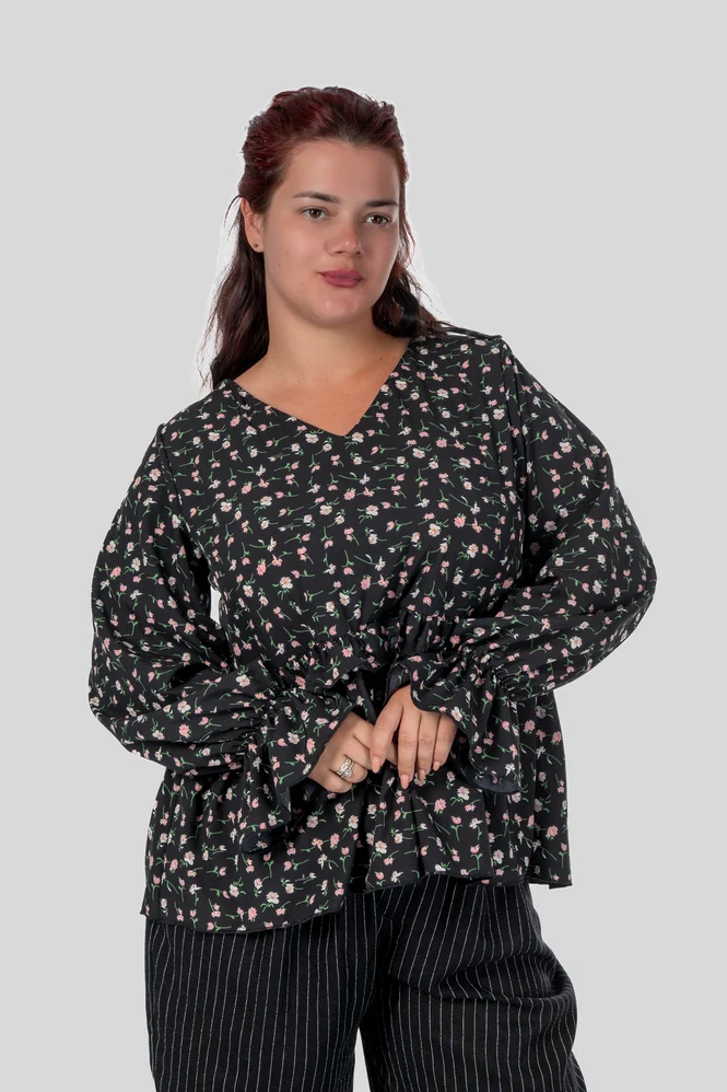 Вільна блуза plus size Jerri з V-вирізом, рукавом-буф і воланом на талії JERRI (чорний) — фото 5 (665x998)