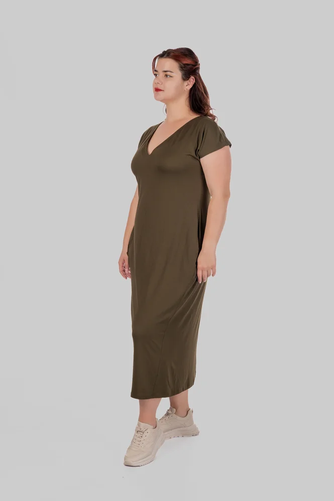 Жіноча сукня-футболка міді plus size з V-вирізом, кишенями та коротким рукавом LEONA (хакі) — фото 2 (665x998)