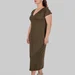 Жіноча сукня-футболка міді plus size з V-вирізом, кишенями та коротким рукавом LEONA (хакі) — фото 2 (75x75)