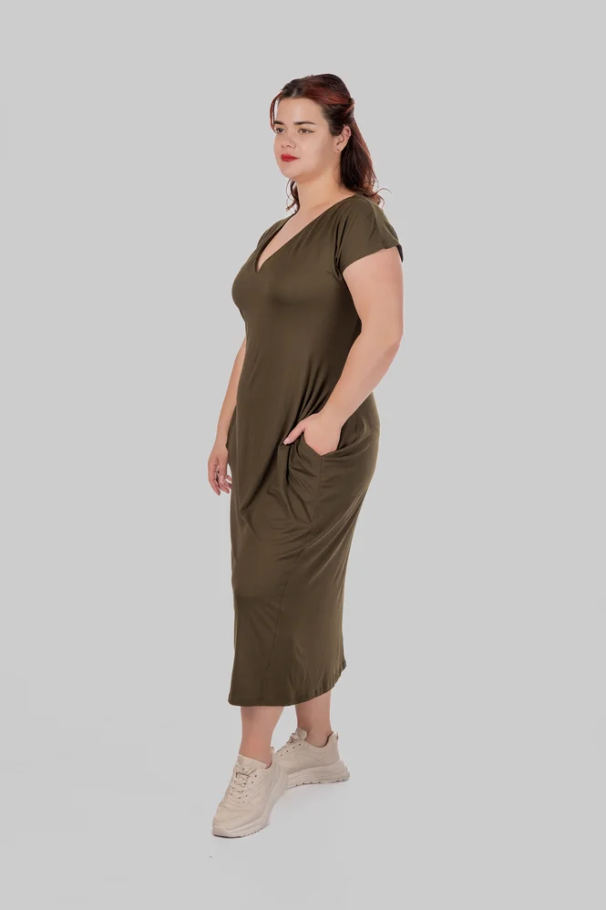 Жіноча сукня-футболка міді plus size з V-вирізом, кишенями та коротким рукавом LEONA (хакі) — фото 3 (665x998)