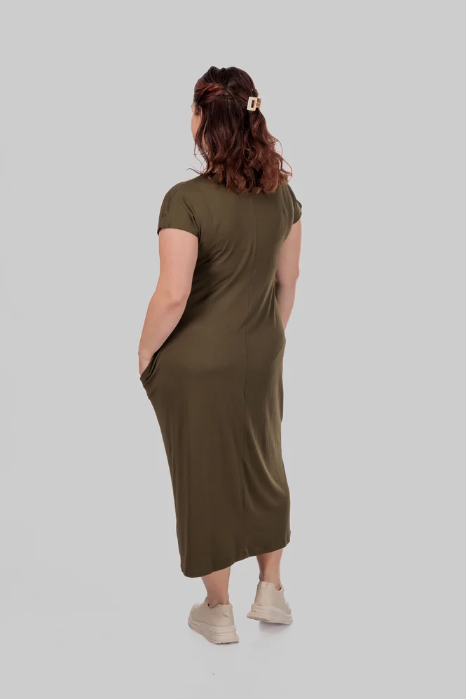Жіноча сукня-футболка міді plus size з V-вирізом, кишенями та коротким рукавом LEONA (хакі) — фото 4 (665x998)