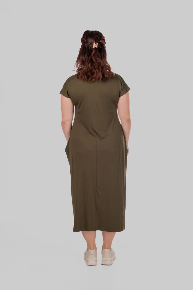 Жіноча сукня-футболка міді plus size з V-вирізом, кишенями та коротким рукавом LEONA (хакі) — фото 5 (665x998)