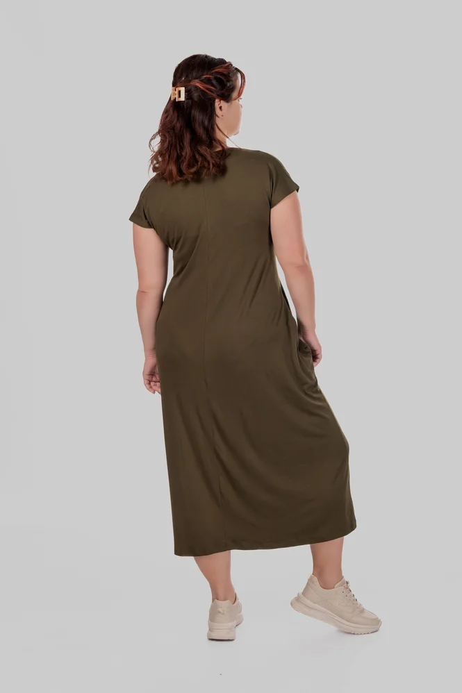 Жіноча сукня-футболка міді plus size з V-вирізом, кишенями та коротким рукавом LEONA (хакі) — фото 6 (665x998)