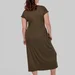 Жіноча сукня-футболка міді plus size з V-вирізом, кишенями та коротким рукавом LEONA (хакі) — фото 6 (75x75)