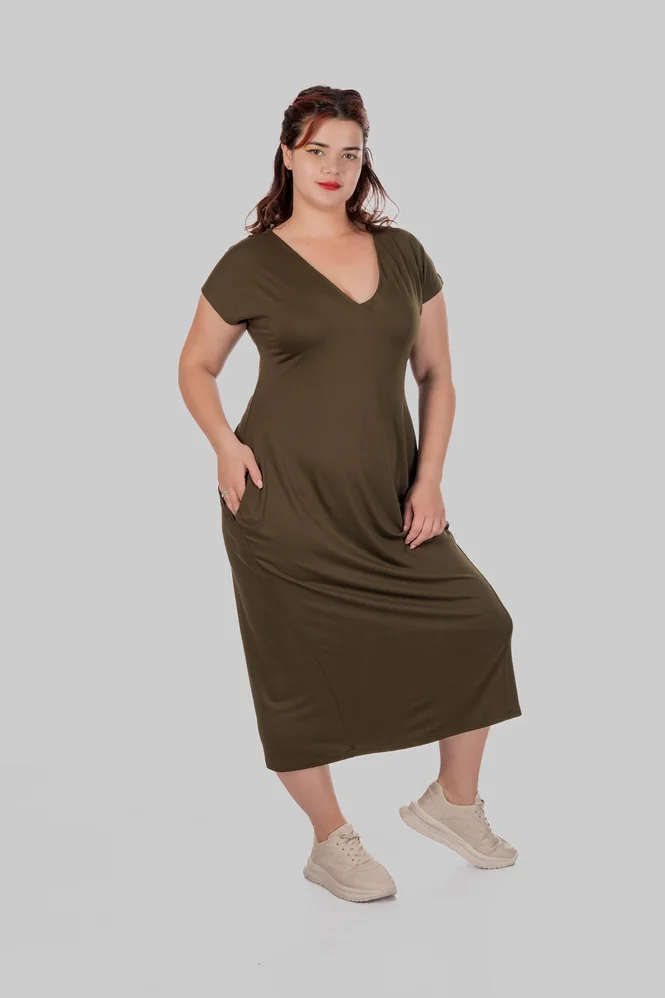 Жіноча сукня-футболка міді plus size з V-вирізом, кишенями та коротким рукавом LEONA (хакі) — фото 7 (665x998)