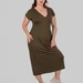 Жіноча сукня-футболка міді plus size з V-вирізом, кишенями та коротким рукавом LEONA (хакі) — фото 7 (75x75)