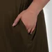 Жіноча сукня-футболка міді plus size з V-вирізом, кишенями та коротким рукавом LEONA (хакі) — фото 9 (75x75)
