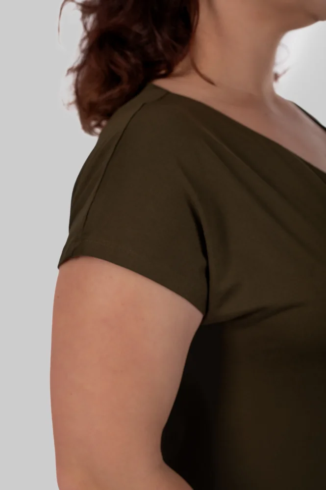 Жіноча сукня-футболка міді plus size з V-вирізом, кишенями та коротким рукавом LEONA (хакі) — фото 10 (665x998)