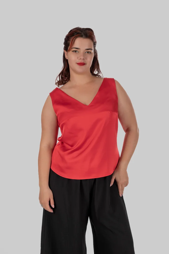 Жіночий шовковий топ plus size на широких бретелях з V-вирізом LIVIA (червоний) — фото 3 (665x998)