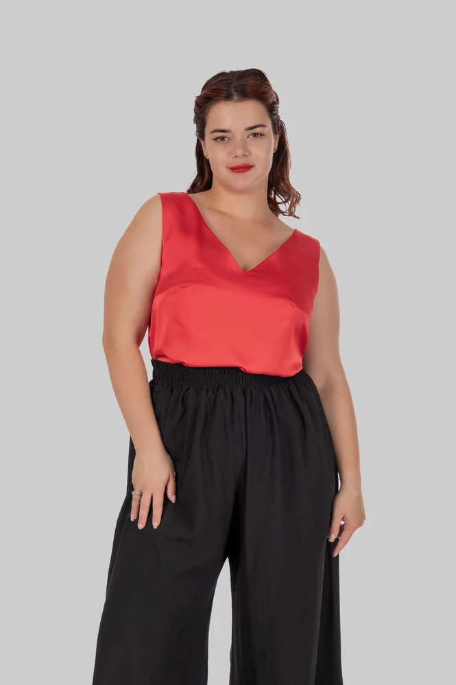 Жіночий шовковий топ plus size на широких бретелях з V-вирізом LIVIA (червоний) — фото 2 (665x998)