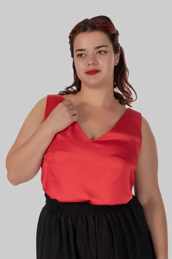 Жіночий шовковий топ plus size на широких бретелях з V-вирізом LIVIA (червоний) — фото 8 (665x998)