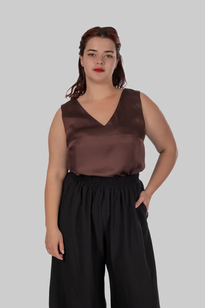 Жіночий шовковий топ plus size на широких бретелях з V-вирізом LIVIA (коричневий) — фото 2 (665x998)