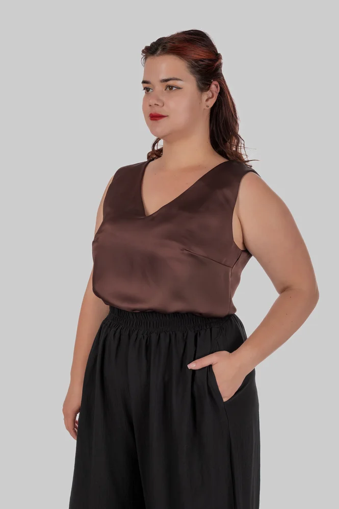 Жіночий шовковий топ plus size на широких бретелях з V-вирізом LIVIA (коричневий) — фото 3 (665x998)