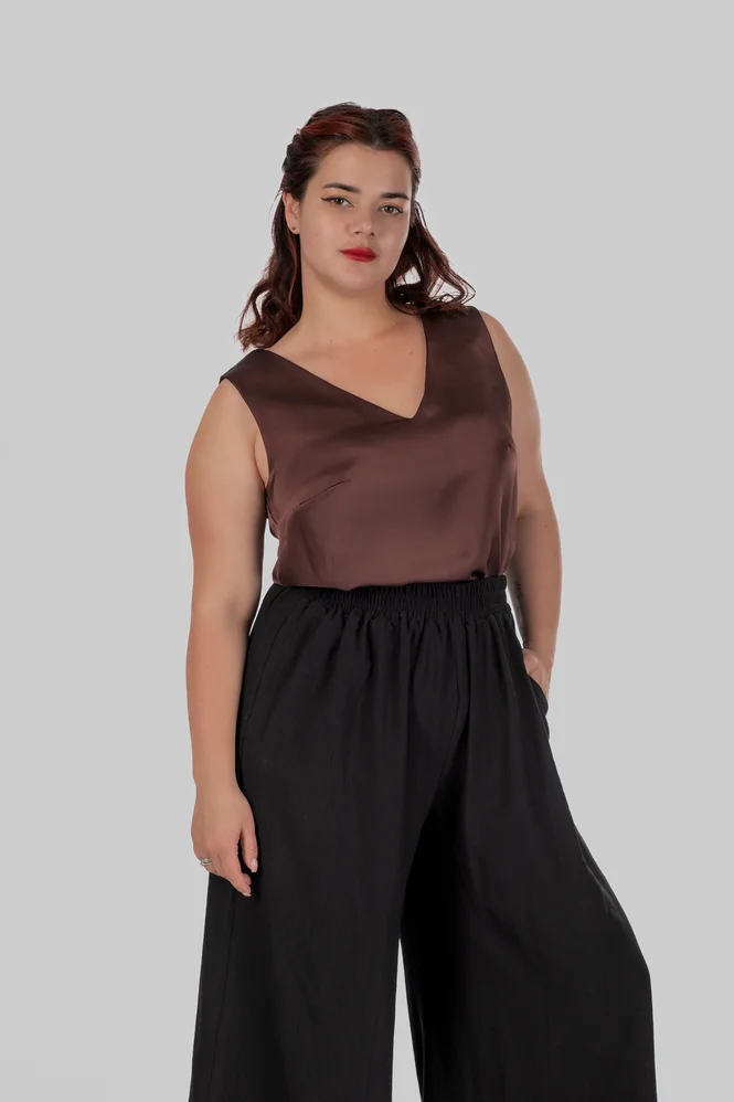 Жіночий шовковий топ plus size на широких бретелях з V-вирізом LIVIA (коричневий) — фото 4 (665x998)