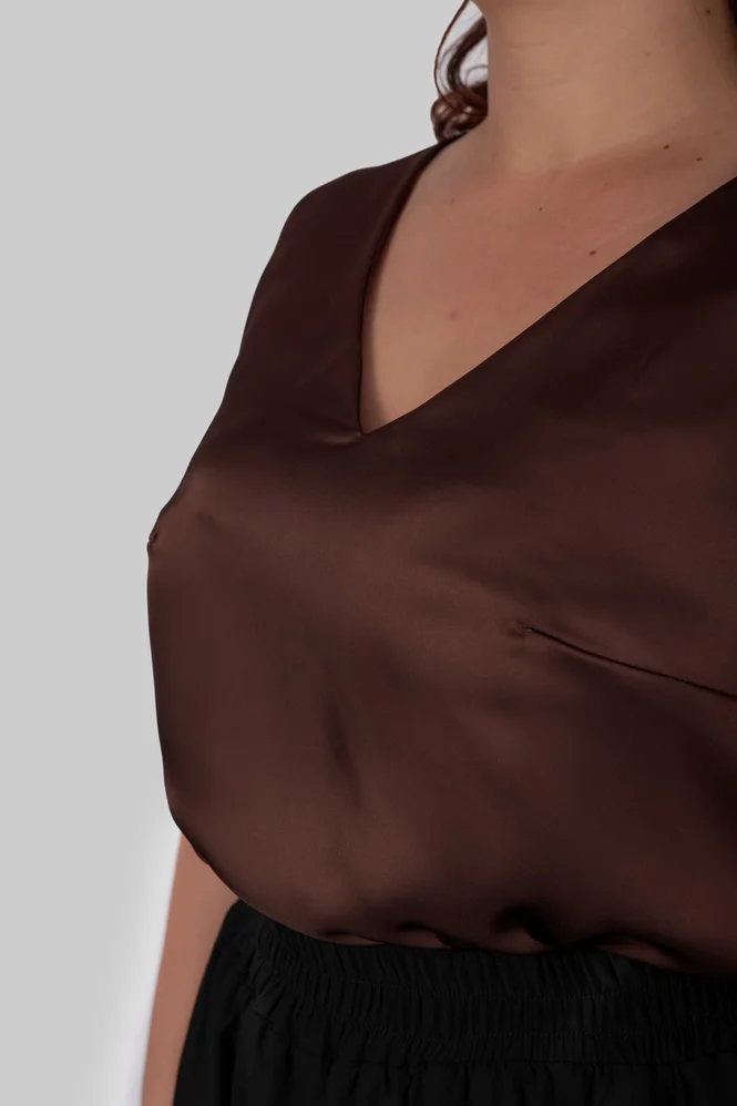 Жіночий шовковий топ plus size на широких бретелях з V-вирізом LIVIA (коричневий) — фото 6 (665x998)