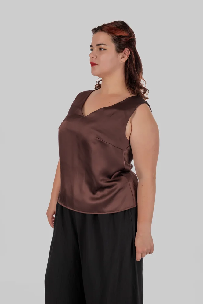 Жіночий шовковий топ plus size на широких бретелях з V-вирізом LIVIA (коричневий) — фото 7 (665x998)