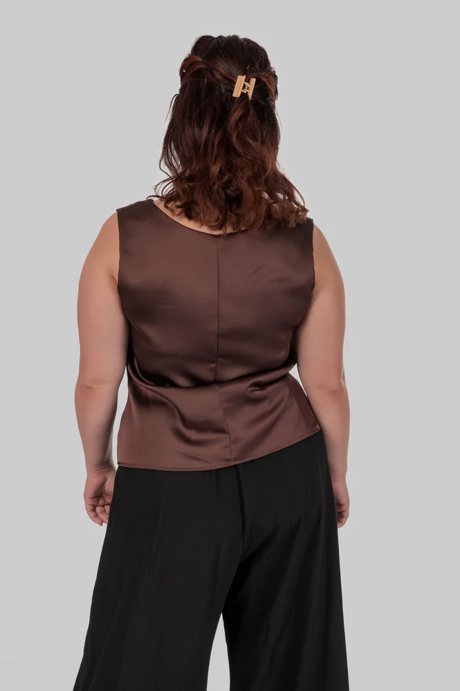 Жіночий шовковий топ plus size на широких бретелях з V-вирізом LIVIA (коричневий) — фото 8 (665x998)