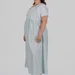 Жіночий лляний сарафан міді plus size з широкими бретелями та рослинним принтом LOTTA (блакитний) — фото 3 (75x75)