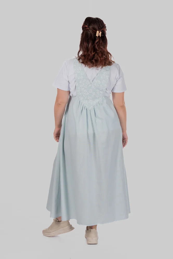 Жіночий лляний сарафан міді plus size з широкими бретелями та рослинним принтом LOTTA (блакитний) — фото 4 (665x998)