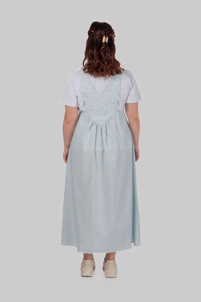 Жіночий лляний сарафан міді plus size з широкими бретелями та рослинним принтом LOTTA (блакитний) — фото 5 (665x998)