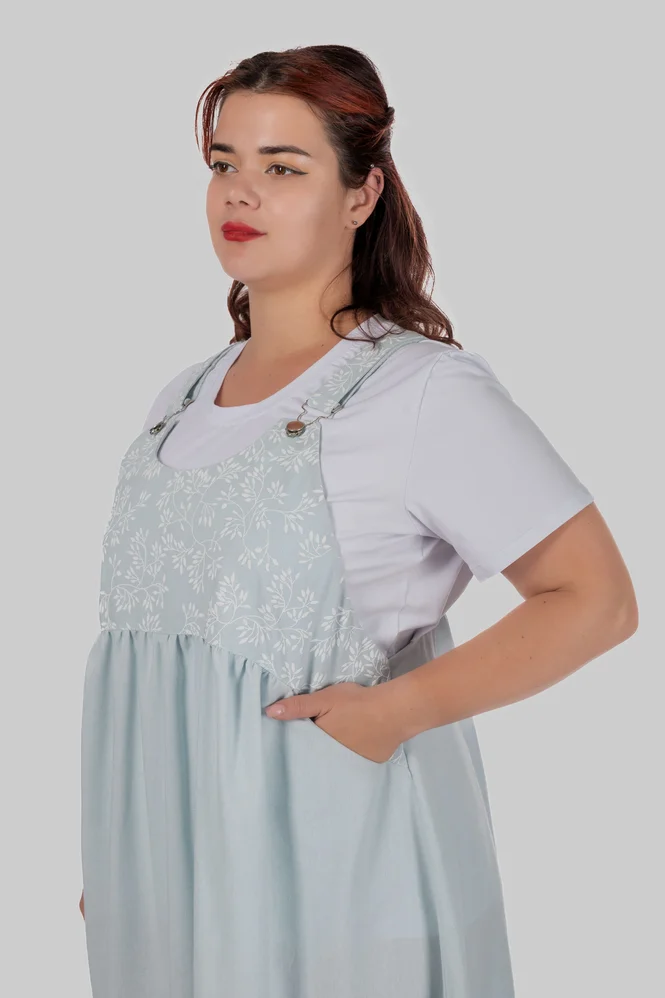 Жіночий лляний сарафан міді plus size з широкими бретелями та рослинним принтом LOTTA (блакитний) — фото 8 (665x998)