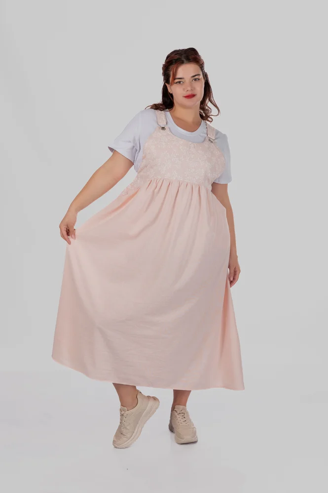 Жіночий лляний сарафан міді plus size з широкими бретелями та рослинним принтом LOTTA (персиковий) — фото 3 (665x998)