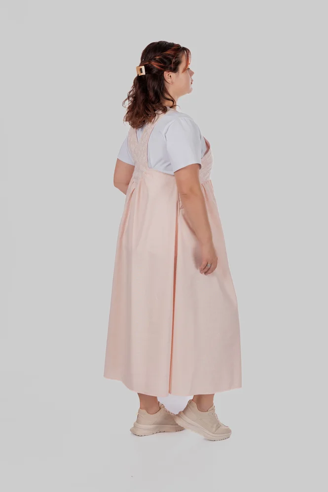 Жіночий лляний сарафан міді plus size з широкими бретелями та рослинним принтом LOTTA (персиковий) — фото 5 (665x998)