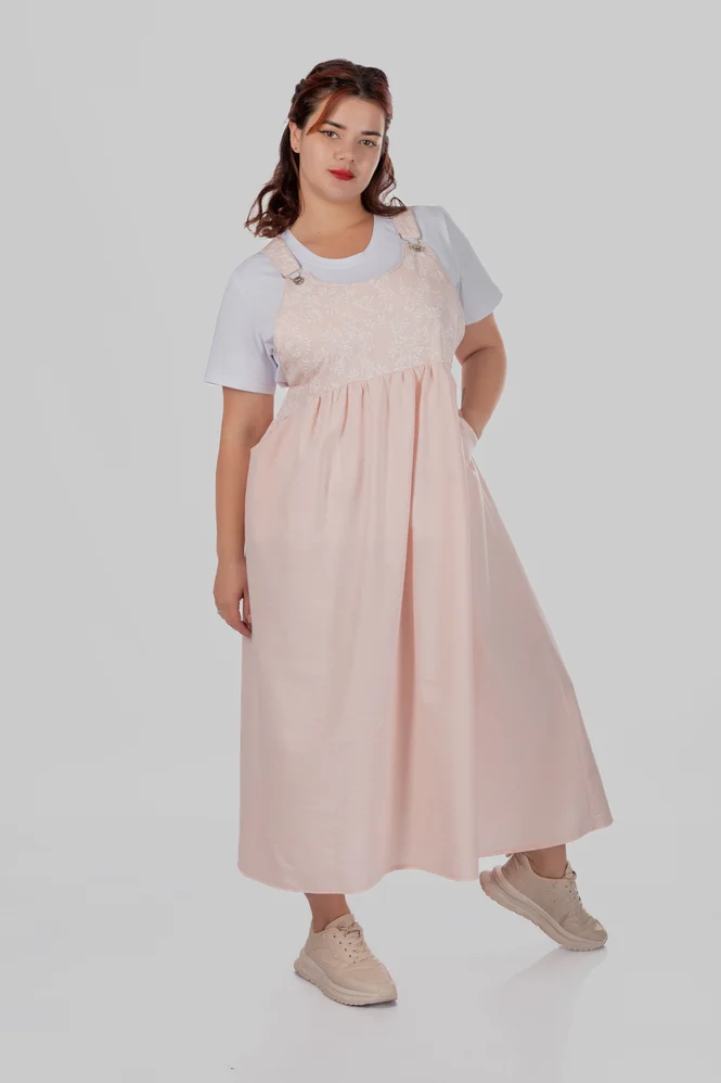 Жіночий лляний сарафан міді plus size з широкими бретелями та рослинним принтом LOTTA (персиковий) — фото 6 (665x998)