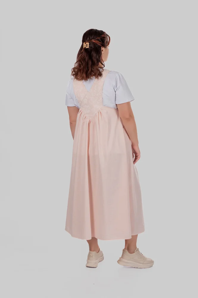Жіночий лляний сарафан міді plus size з широкими бретелями та рослинним принтом LOTTA (персиковий) — фото 7 (665x998)