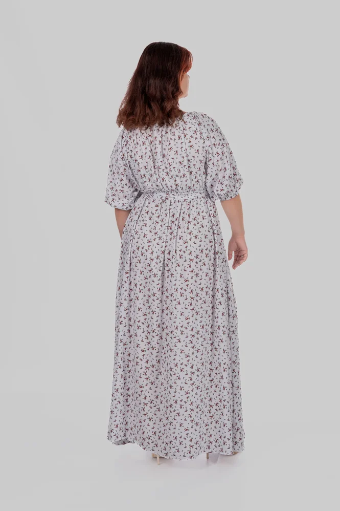 Жіноча літня сукня максі plus size зі штапелю з відкритими плечима, поясом і квітковим принтом MIREYA (білий) — фото 3 (665x998)