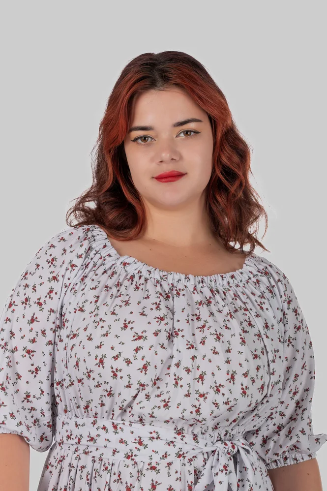 Жіноча літня сукня максі plus size зі штапелю з відкритими плечима, поясом і квітковим принтом MIREYA (білий) — фото 4 (665x998)